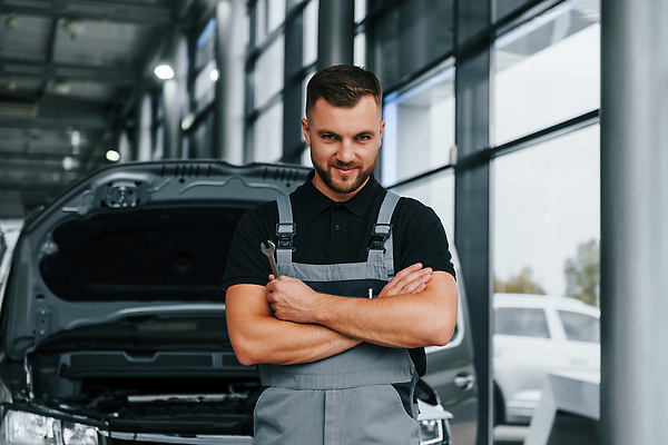 포토 JPG 해외이미지 남자 자동차 한명 상반신 성인 앞모습 팔짱 작업 기술자 열정 정비공 자동차정비 정비소 성인남자한명만 해외202309 해외포토 직업 1 감정 육상교통 뷰포인트 모션 사람 수리 남자한명만 성인남자만 파일형식