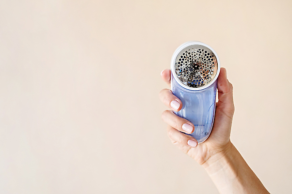 포토 JPG 해외이미지 손 옷 들기 신체부위 정리 손질 보여주기 보풀 보풀제거기 해외202309 해외포토 모션 사람 가전제품 파일형식