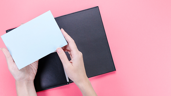 포토 JPG 해외이미지 템플릿 손 디자인 여자 종이 분홍색 결혼 백그라운드 컨셉 텍스트 탁자 휴가 프레임 발렌타인데이 관리 선물 사랑 사람없음 빨간색 상자 뷰티 알약 우주 검은색 놀람 공백 낭만 흰색 축하 인사 잡기 신용카드 발표 메시지 심볼 사인 2월 목업 카피스페이스 미니멀 비어있는 해외202309 해외포토 감정 컬러 가구 모션 데이이벤트 표정 사람 이벤트 신체부위 금융 약 예절 날짜 파일형식