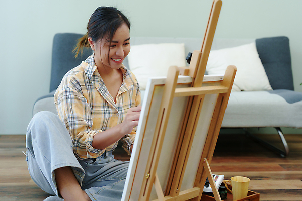 포토 JPG 해외이미지 전신 여자 한명 들기 앉기 동양인 성인 취미 옆모습 소파 물감 미술도구 붓 그리기 팔레트 이젤 그림 캔버스 화가 성인여자한명만 해외202309 해외포토 직업 1 뷰포인트 의자 모션 사람 인종 오브젝트 여자한명만 성인여자만 파일형식