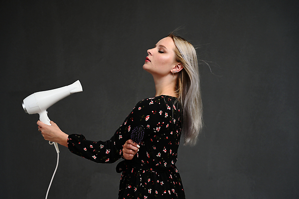 포토 JPG 해외이미지 백인 모델 라이프스타일 헤어스타일 여자 행복 얼굴 백그라운드 모션 건조 건강 한명 사람 성인 빨간색 뷰티 노란색 유행 욕실 흰색 파마 불기 드라이어 피부 빨간머리 돌봄 완벽 타격 스타일 해외202309 해외포토 서양인 1 감정 컬러 컨셉 생활 신체부위 미용용품 파일형식