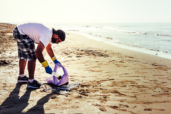 포토 JPG 해외이미지 백인 라이프스타일 남자 바다 장갑 가방 한명 사람 환경 재활용 도전 작업 도움 환경오염 오염 보호 쓰레기 폐기물 청소 수집 에코 생태계 문제 유지 낭비 돌봄 생태학 소셜 운동가 참여 해외202309 해외포토 서양인 1 잡화 교육 컨셉 모션 생활 친환경 파일형식