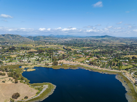 포토 JPG 해외이미지 나무 계절 호수 여행 잎 건축양식 자연 안테나 풍경 사람없음 건물 물 여름 파란색 반사 평화 환경 맑음 미국 저수지 재산 댐 캘리포니아 커뮤니티 남쪽 항공촬영 드론 해외202309 해외포토 자연요소 식물 건축물 공공시설 건축 뷰포인트 컬러 컨셉 북아메리카 통신 날씨 금융 방향 생태계 파일형식