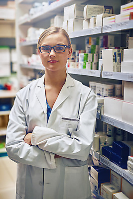 포토 JPG 해외이미지 응시 여자 실내 한명 상반신 성인 앞모습 팔짱 의료진 약국 약사 성인여자한명만 안경낌 해외202309 해외포토 직업 1 시선 안경 뷰포인트 의학 모션 사람 내부 여자한명만 성인여자만 파일형식