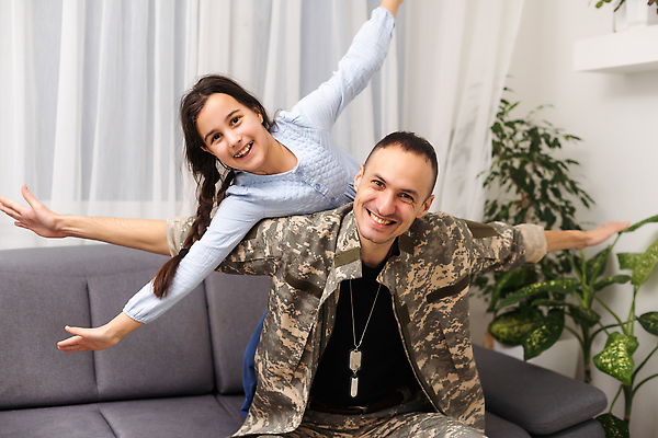 포토 JPG 해외이미지 식물 응시 여자 남자 행복 어린이 유니폼 패턴 가족 팔벌리기 함께함 앉기 상반신 성인 두명 앞모습 소파 군인 커튼 군번줄 놀기 해외202309 해외포토 직업 시선 옷 감정 뷰포인트 컨셉 무늬 의자 관계 모션 사람 군용 국군 파일형식