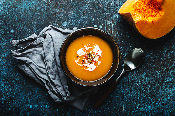 포토 JPG 해외이미지 그릇 호박 사람없음 하이앵글 숟가락 단호박수프 해외202309 해외포토 식기 뷰포인트 채소 수저 수프 파일형식