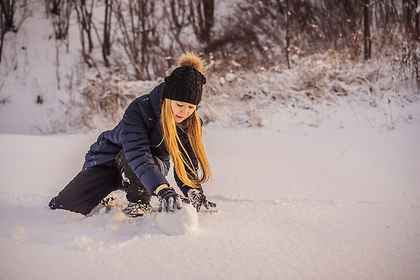 포토 JPG 해외이미지 남자 조각 장갑 이동 크리스마스 겨울 장난 공 모션 눈사람 놀이 한명 이벤트 운동 뷰티 냉동 낭만 게임 흰색 시간 12월 스웨터 서리 만들기 북쪽 눈보라 눈덩이 1월 폭설 눈내림 해외202309 해외포토 1 잡화 계절 기념일 컬러 컨셉 상의 눈_날씨 건강 사람 날짜 자연재해 방향 파일형식