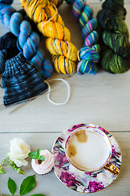 포토 JPG 해외이미지 꽃 커피 잎 따뜻함 사람없음 하이앵글 뜨개질 털실 커피잔 공예 부드러움 실타래 해외202309 해외포토 식물 음료 뷰포인트 잔 취미 감각 실 파일형식