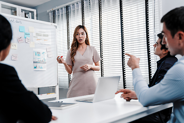 포토 JPG 해외이미지 여자 남자 회의 직장 실내 서기 들기 앉기 동양인 정장 여러명 상반신 성인 앞모습 노트북 펜 가리킴 업무 블라인드 비즈니스맨 비즈니스우먼 발표 동료 포스트잇 성인만 해외202309 해외포토 옷 뷰포인트 다수 회사 비즈니스 관계 모션 사람 인종 손짓 내부 전자제품 필기구 메모지 작업 커튼 직장인 파일형식