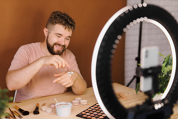 포토 해외이미지 남자 중년 전등 실내 한명 상반신 앞모습 스마트폰 화장 화장용품 방송 화장대 과정 리뷰 소셜네트워크 중년남자한명만 크리에이터 뷰티크리에이터 1인미디어 영상촬영 해외202309 해외포토 직업 1 뷰포인트 가구 컨셉 조명 사람 성인 내부 핸드폰 스마트기기 뷰티 촬영 미용용품 남자한명만 중년남자만 파일형식