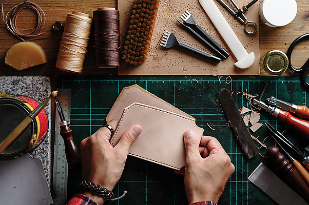 포토 JPG 해외이미지 손 신체부위 도구 잡기 작업 가죽 책상 오브젝트 수공예 DIY 가죽공예 공예가 소가죽 해외202309 해외포토 가구 모션 사람 취미 공예 파일형식