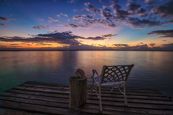 포토 JPG 해외이미지 실루엣 모래 바다 여행 백그라운드 의자 자연 하늘 휴가 휴식 사랑 사람없음 야외 목재 물 컬러풀 뷰티 반사 일출 항구 침묵 황혼 일몰 새벽 활발 꿈 중앙 고독 저녁 갑판 휴양지 장면 수평선 비어있는 해외202309 해외포토 자연요소 나무 감정 컬러 가구 컨셉 배_교통 재료 교통시설 촬영기법 노을 소리 장소 야간 생태계 파일형식