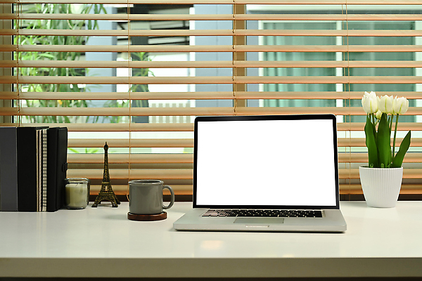 포토 JPG 해외이미지 꽃 화분 초 사람없음 노트북 다이어리 머그컵 블라인드 에펠탑 창가 꽃받침 목업 카피스페이스 해외202309 해외포토 식물 창문 손짓 컵 전자제품 사무용품 공백 커튼 파리 랜드마크 파일형식