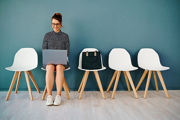 포토 JPG 해외이미지 전신 여자 의자 가방 비즈니스 한명 앉기 성인 노트북 성인여자한명만 안경낌 해외202309 해외포토 1 잡화 안경 가구 모션 사람 전자제품 여자한명만 성인여자만 파일형식