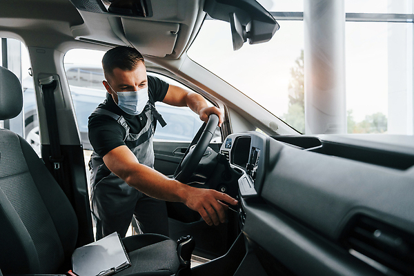 포토 JPG 해외이미지 남자 자동차 한명 상반신 성인 앞모습 작업 기술자 핸들 확인 열정 정비공 차안 운전석 자동차정비 정비소 성인남자한명만 해외202309 해외포토 직업 1 감정 육상교통 뷰포인트 사람 수리 남자한명만 성인남자만 파일형식