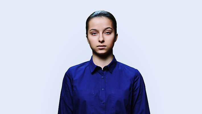 포토 JPG 해외이미지 모델 학생 라이프스타일 응시 여학생 여자 교육 감정 얼굴 포즈 실내 고등학교 한명 사람 성인 10대 청춘 뷰티 머리 유행 기쁨 흰색 스마트 흰배경 고립 사춘기 심각 스타일 해외202309 해외포토 1 시선 컬러 백그라운드 컨셉 학교 청소년 내부 생활 신체부위 파일형식