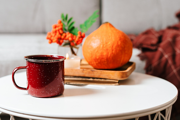 포토 JPG 해외이미지 라이프스타일 열매 안경 커피 잎 겨울 촛불 베개 탁자 호박 불꽃 휴식 아파트 주택 실내 따뜻함 사람없음 내부 장식 책 컵 인테리어 소파 침묵 방 머그컵 가을 뜨거움 차 아침식사 편안함 담요 주말 부드러움 리빙 10월 광 정물화 해외202309 해외포토 식물 식기 디자인 잡화 계절 음료 가구 컨셉 채소 의자 초 침구 불 건물 생활 식사 소리 감각 날짜 그림 파일형식