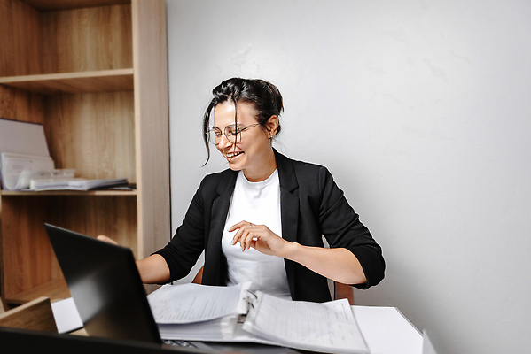 포토 JPG 해외이미지 학생 행복 여유 한명 20대 사무실 최고 온라인 영상통화 웨비나 사회적거리두기 해외202309 해외포토 1 감정 캠페인 비즈니스 사람 청년 통화 세미나 파일형식 언택트
