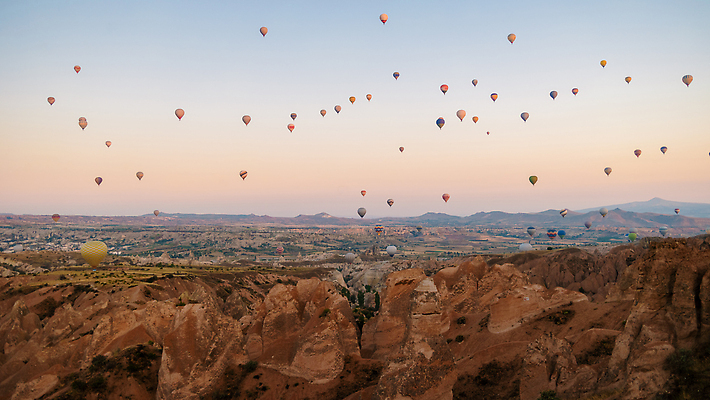 포토 JPG 해외이미지 주간 여행 하늘 휴가 산 카파도키아 사람없음 야외 관광지 일출 자유 열기구 기암괴석 언덕 해외202309 해외포토 자연요소 컨셉 항공교통 노을 바위_돌 파일형식 튀르키예