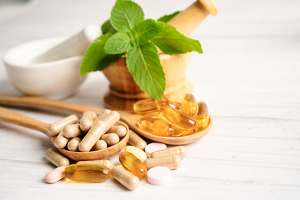 포토 JPG 해외이미지 건강 사람없음 알약 약 숟가락 허브 유기농 절구 절구방아 해외202309 해외포토 식물 웰빙 의학 수저 도구 파일형식