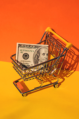 JPG 해외이미지 음식 돈 사람없음 달러 쇼핑카 상승 파스타면 폭등 비용 주황색배경 해외202310 해외포토 포토 백그라운드 컨셉 파스타 경제 쇼핑 주황색 카트 면류 재산 파일형식