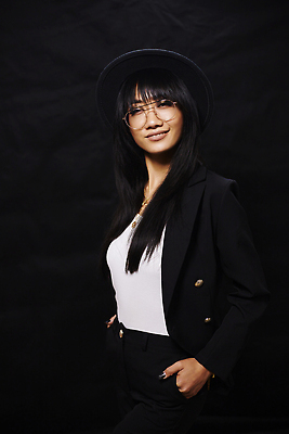 포토 JPG 해외이미지 모델 라이프스타일 옷 여자 행복 백그라운드 한명 사람 동양인 성인 뷰티 유행 우주 흰색 자신감 우아함 시원함 베트남 스타일 해외202309 해외포토 1 감정 컬러 컨셉 인종 생활 동남아시아 파일형식