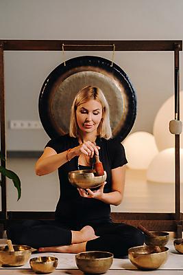 포토 JPG 해외이미지 전신 여자 휴식 한명 들기 성인 앞모습 고요 명상 성인여자한명만 젓기 싱잉볼 차분 해외202309 해외포토 1 뷰포인트 컨셉 모션 사람 불교용품 여자한명만 성인여자만 파일형식