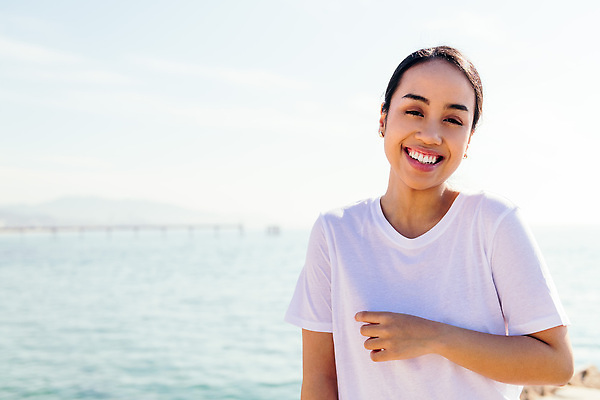 포토 JPG 해외이미지 1 라이프스타일 응시 여자 행복 감정 갈색머리 한명 사람 동양인 20대 야외 가로 귀여움 자유 흰색 표현 치아 순수 긍정 카피스페이스 해외202309 해외포토 헤어스타일 시선 컬러 컨셉 인종 청년 생활 공백 소화기관 파일형식