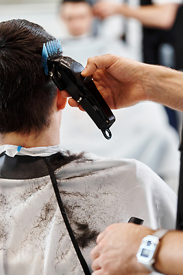 포토 JPG 해외이미지 헤어스타일 손 응시 남자 시계 한명 앉기 상반신 성인 뒷모습 장비 머리빗 망토 미용사 이발 이발소 바리깡 성인남자한명만 해외202309 해외포토 직업 1 시선 뷰포인트 모션 사람 신체부위 미용용품 뷰티샵 남자한명만 성인남자만 파일형식