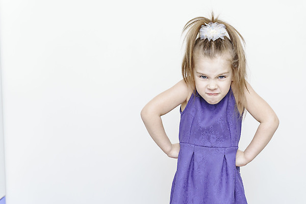 포토 JPG 해외이미지 스튜디오촬영 백인 1 여자 감정 유럽 어린이 포즈 백그라운드 실내 한명 사람 파란색 뷰티 팔짱 분노 짜증 표현 아기 찡그림 좌절 충돌 싱글 문제 팔 불만 교차 규율 카피스페이스 해외202309 해외포토 서양인 나라 컬러 컨셉 모션 표정 내부 신체부위 공백 파일형식