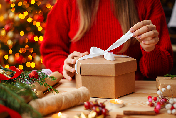 포토 JPG 해외이미지 여자 리본 크리스마스 한명 상반신 성인 앞모습 장식 상자 크리스마스트리 잡기 오픈 당기기 12월 성인여자한명만 해외202309 해외포토 1 기념일 뷰포인트 모션 사람 날짜 여자한명만 성인여자만 파일형식