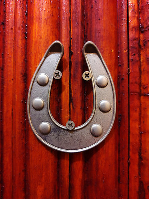 포토 JPG 해외이미지 전통 백그라운드 컨셉 아침 주택 매달리기 사람없음 목재 갈색 문 금속 수확 행운 닫기 철 심볼 사인 질감 미신 부적 편자 해외202309 해외포토 주간 나무 컬러 농업 재료 모션 재질 건물 말발굽 파일형식