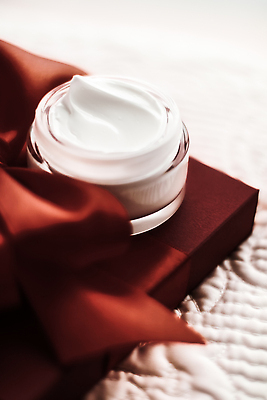 포토 JPG 해외이미지 리본 근접촬영 사람없음 갈색 고급 피부관리 스킨케어 기초화장품 수분크림 해외202309 해외포토 뷰포인트 컬러 컨셉 뷰티 화장품 파일형식