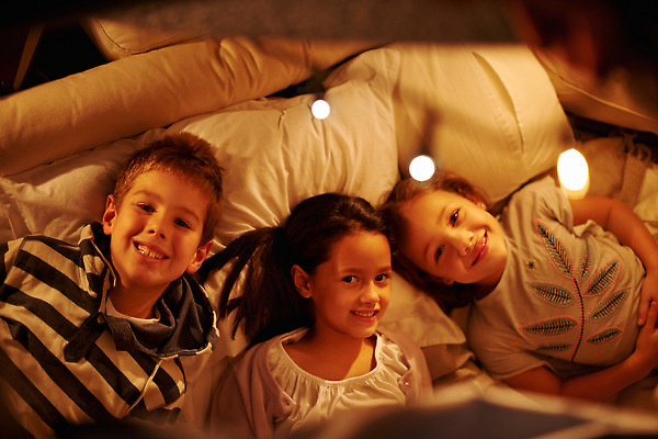 포토 JPG 해외이미지 백인 여자 남자 어린이 텐트 소년 상반신 내부 앞모습 세명 하이앵글 눕기 캠핑 야간 담요 알전구 어린이만 해외202309 해외포토 자연요소 서양인 뷰포인트 전구 모션 레저 캠핑도구 사람 파일형식