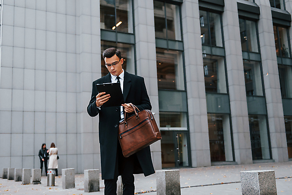 포토 JPG 해외이미지 응시 남자 안경 서류가방 창문 한명 들기 정장 상반신 성인 앞모습 도시 직장인 비즈니스맨 스마트 서류판 성인남자한명만 해외포토 직업 1 시선 잡화 옷 뷰포인트 컨셉 가방 비즈니스 모션 사람 사무용품 남자한명만 성인남자만 파일형식