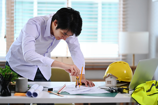 포토 JPG 해외이미지 남자 창문 줄자 한명 상반신 성인 노트북 설계도 머그컵 블라인드 그리기 안전모 연필꽂이 컴파스 건축모형 안전조끼 성인남자한명만 인테리어디자이너 해외202309 해외포토 직업 1 모션 문구용품 건설업 자 사람 컵 전자제품 모형 커튼 헬멧 안전장비 남자한명만 성인남자만 파일형식