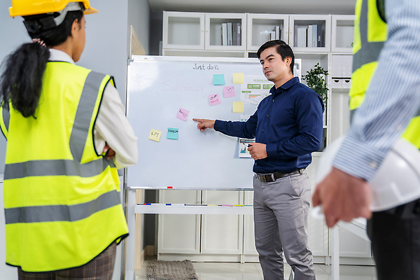 포토 JPG 해외이미지 여자 남자 회의 협력 책장 상반신 성인 옆모습 세명 사무실 직장인 엔지니어 안전모 화이트보드 안전조끼 성인만 해외202309 해외포토 직업 뷰포인트 가구 비즈니스 사람 기술자 헬멧 안전장비 파일형식