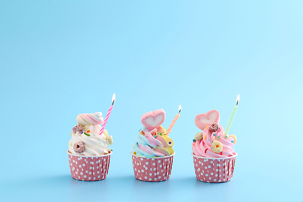 포토 JPG 해외이미지 촛불 사람없음 장식 세개 달콤 컵케이크 시리얼 생크림 파란배경 일렬 마시멜로우 스프링클 해외202309 해외포토 음식 백그라운드 초 디저트 3 파란색 케이크 맛 크림 파일형식