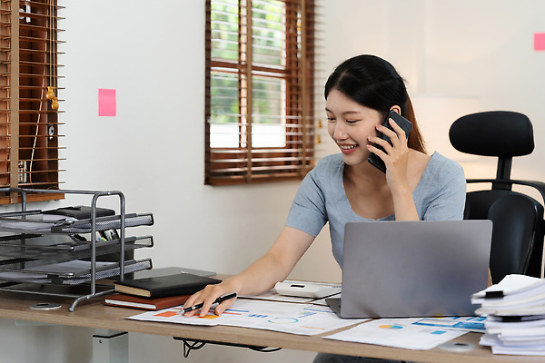 포토 JPG 해외이미지 안경 돈 비즈니스 사업가 통신 모바일 그래프 대화 한명 사람 금융 노트북 스마트폰 사무실 숫자 식당 계산기 잡기 절약 분석 보고서 경영자 온라인 월급 개선 계좌 세금 예산 카운트 회계사 힙스터 비용 해외202309 해외포토 직업 문자 1 잡화 패션 컨셉 모션 문구용품 말하기 경제 전자제품 핸드폰 스마트기기 상점 장비 재산 리더 파일형식