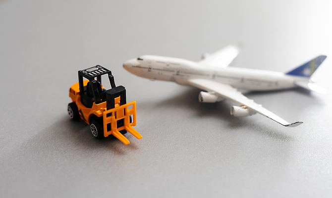 포토 JPG 해외이미지 여행 휴가 비행기 사람없음 미니어처 포크레인 오브젝트 해외202309 해외포토 항공교통 대중교통 모형 중장비 파일형식