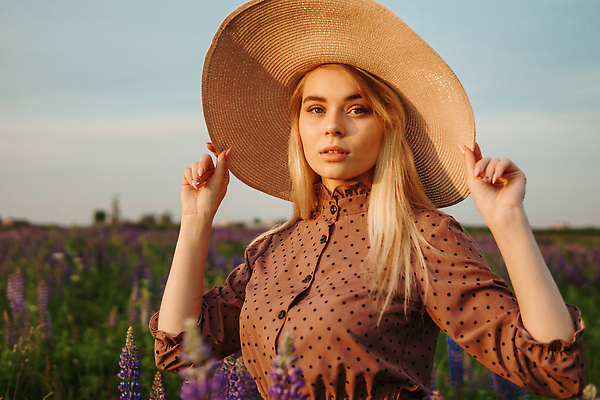 포토 JPG 해외이미지 응시 여자 잎 꽃밭 한명 상반신 성인 야외 뷰티 노을 잡기 허브 밀짚모자 내추럴 허브꽃 성인여자한명만 해외202309 해외포토 자연요소 식물 모자_잡화 1 시선 꽃 모션 사람 여자한명만 성인여자만 파일형식