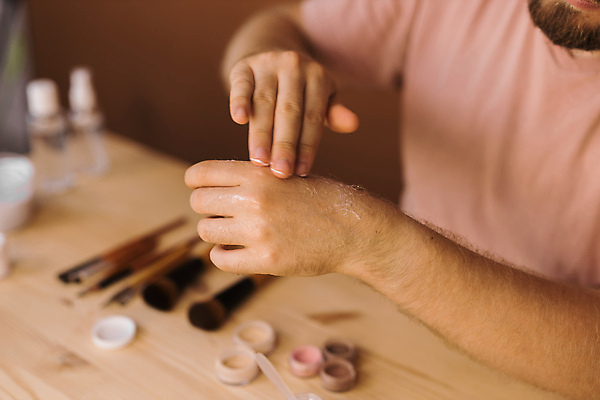 포토 해외이미지 손 남자 중년 전등 실내 한명 상반신 앞모습 스마트폰 화장 화장용품 방송 화장대 과정 리뷰 소셜네트워크 중년남자한명만 크리에이터 뷰티크리에이터 1인미디어 영상촬영 해외202309 해외포토 직업 1 뷰포인트 가구 컨셉 조명 사람 성인 내부 신체부위 핸드폰 스마트기기 뷰티 촬영 미용용품 남자한명만 중년남자만 파일형식