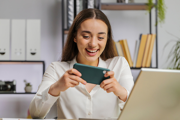 포토 JPG 해외이미지 백인 직업 비즈니스 사업가 놀이 탁자 성공 휴식 노동자 주택 기념 직장 한명 금융 노트북 스마트폰 핸드폰 사무실 공책 경쟁 운전 게임 잡기 업무 비즈니스우먼 네트워크 속임수 엔지니어 어플리케이션 종업원 중개인 사이버 책상 경영자 사수 온라인 단절 승자 프리랜서 필승 해외202309 해외포토 서양인 1 여자 가구 컨셉 회사 모션 문구용품 사람 건물 경제 전자제품 스마트기기 우승 작업 직장인 기술자 리더 파일형식