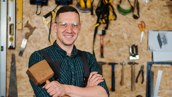 포토 JPG 해외이미지 직업 남자 산업 조각 가구 고글 손잡이 한명 취미 내부 목재 힘 장비 기구 공구 잡기 업무 작업실 엔지니어 성형수술 감독 널 망치 목수 목공예 고정 의사봉 무거움 주인 공예가 단절 때리기 솜씨 수목 재주꾼 차고 핸드메이드 해외202309 해외포토 나무 1 생활용품 재료 모션 사람 도구 작업 수술 기술자 무게 공예 파일형식