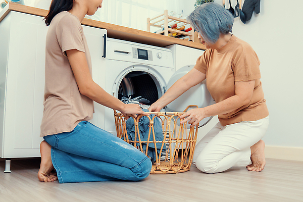 포토 JPG 해외이미지 전신 여자 노년 할머니 들기 성인 두명 옆모습 바구니 주방 도움 빨래 무릎꿇기 나무바닥 세탁기 여자만 해외202309 해외포토 뷰포인트 컨셉 가사 모션 바닥 사람 가전제품 파일형식