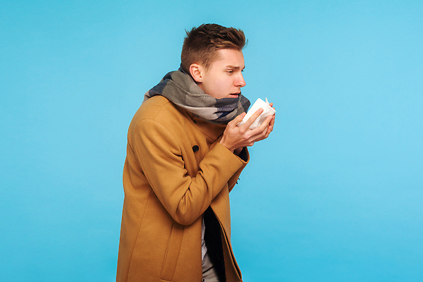 포토 JPG 해외이미지 백인 남자 청소년 스트레스 실내 한명 사람 치료 약 건강관리 목도리 고통 추위 코트 가을 열 조직 바이러스 질병 불기 청소 코 냅킨 파란배경 감염 온도 문제 알레르기 고립 인플루엔자 재채기 전염병 증상 해로움 해외202309 해외포토 서양인 1 잡화 계절 감정 백그라운드 컨셉 의학 모션 건강 관리 내부 신체부위 파란색 외투 파일형식