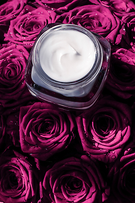 포토 JPG 해외이미지 근접촬영 사람없음 장미 고급 피부관리 스킨케어 기초화장품 수분크림 분홍색배경 해외202309 해외포토 꽃 뷰포인트 분홍색 백그라운드 컨셉 뷰티 화장품 파일형식