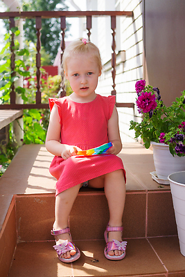 포토 JPG 해외이미지 어린이 컬러 무지개 모션 거리 스트레스 관리 한명 야외 세로 여름 컬러풀 장난감 잡기 좌절 심플 획득 실리콘 이상 인기 화창 해외202309 해외포토 자연요소 1 계절 감정 컨셉 날씨 사람 파일형식