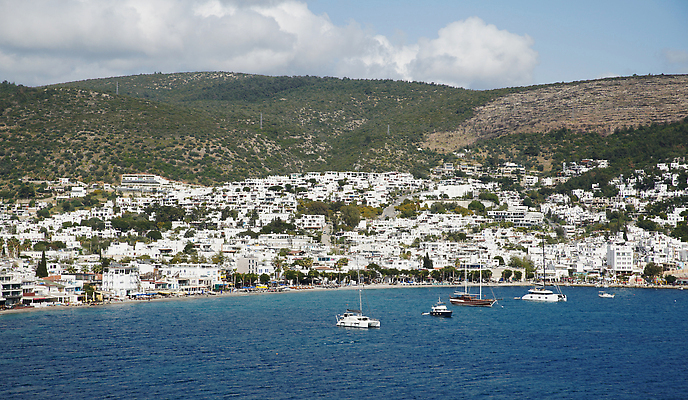 포토 JPG 해외이미지 바다 여행 요트 건축양식 휴가 주택 사람없음 여름 파란색 도시풍경 항구 흰색 만 보트 언덕 포트 타운 칠면조 튀르키예 해외202309 해외포토 계절 건축 아시아 컬러 배_교통 교통시설 조류 풍경 건물 도시 파일형식