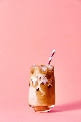 포토 JPG 해외이미지 전통 커피 음료 음식 분홍색 백그라운드 컨셉 유리 탁자 아침 건강 사람없음 컵 갈색 식당 냉동 얼음 검은색 카페 우유 에너지 추위 신선 칵테일 바 붓기 달콤 맛 시원함 크림 큐브 메뉴 상쾌 바리스타 아몬드 아메리카노 카푸치노 에스프레소 떨림 라떼 카페인 미니멀 귀리 맛있는 해외202309 해외포토 주간 자연요소 직업 식기 감정 컬러 가구 모션 재질 유제품 곡류 주류 상점 견과류 파일형식